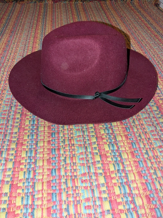 Old Navy Accessories - Beautiful Women's 100% Wool Brimmed Hat, Burgundy With Black Band